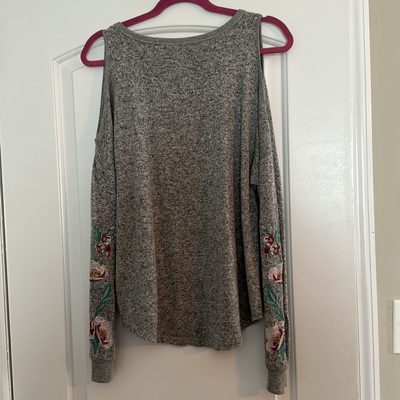 Alya | Open Shoulder Embroidered Top - Picture 7 of 7